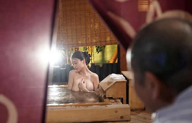 Vợ của con trai bị bố người chồng nhìn trộm khi đang tắm rồi xoạc đến mang thai